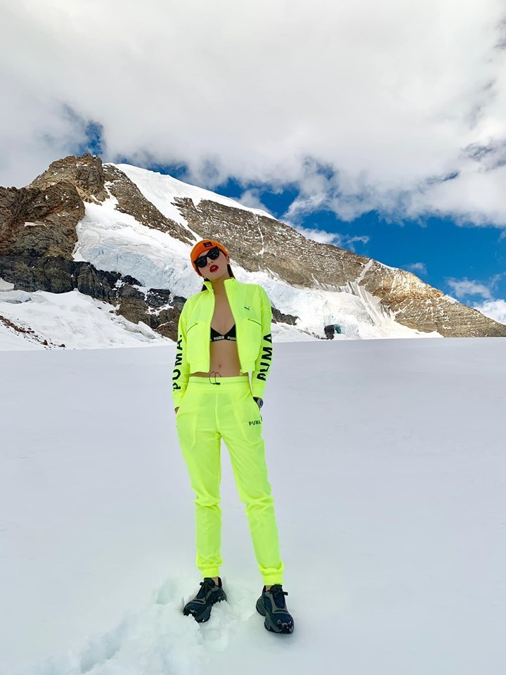 Hoa hậu Kỳ Duyên mặc nội y khoe body dưới cái lạnh âm độ tại ngọn núi cao nhất Châu Âu