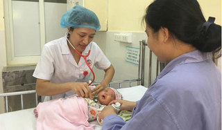 Mẹ uống nước lá lợi sữa, bé 24 ngày tuổi phải nhập viện khẩn cấp