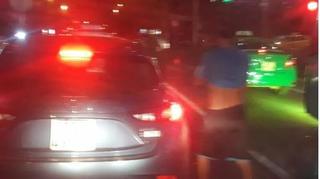 Phạt tài xế ô tô ở Nghệ An tè bậy giữa đường mặc cả dãy xe phía sau bấm còi inh ỏi