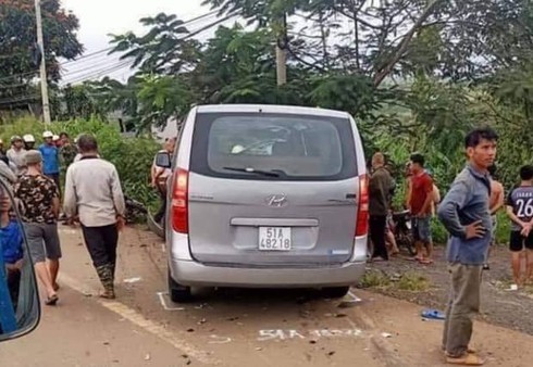 Hai người đi xe máy chết thương tâm khi ô tô chạy ẩu tông từ phía sau