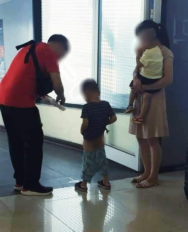 Vợ chồng trẻ để con tiểu bậy ngay giữa lối đi sân bay