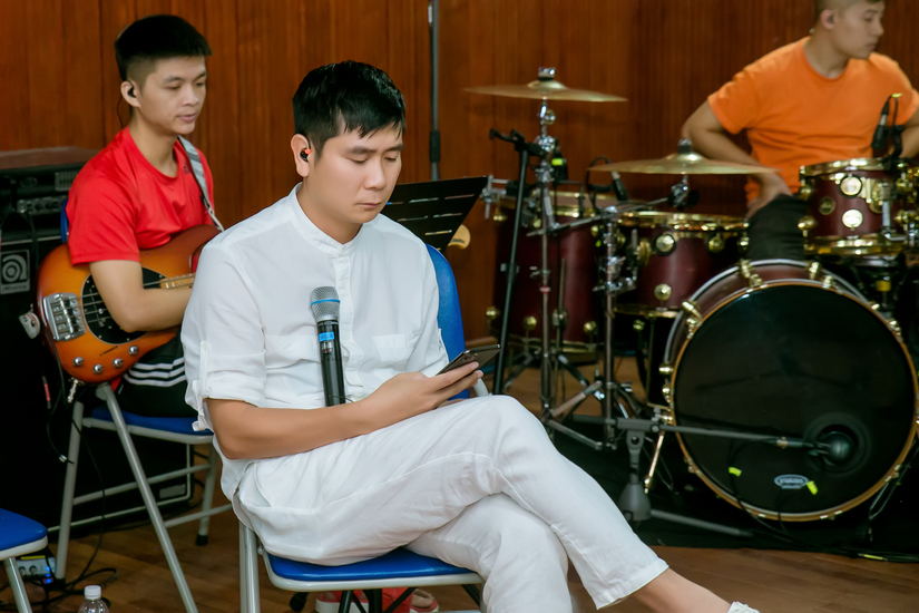 Sau ồn ào ly hôn, Hồ Hoài Anh trực tiếp vào phòng tập band cùng Khắc Việt tới đêm