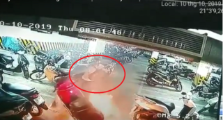 Clip xe máy bốc cháy dữ dội dưới hầm chung cư ở Hà Nội