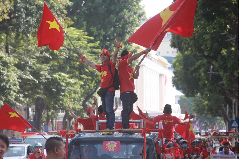 Cờ Tổ quốc 'nhuộm đỏ' phố, nghìn CĐV hô vang 'Việt Nam chiến thắng' 4