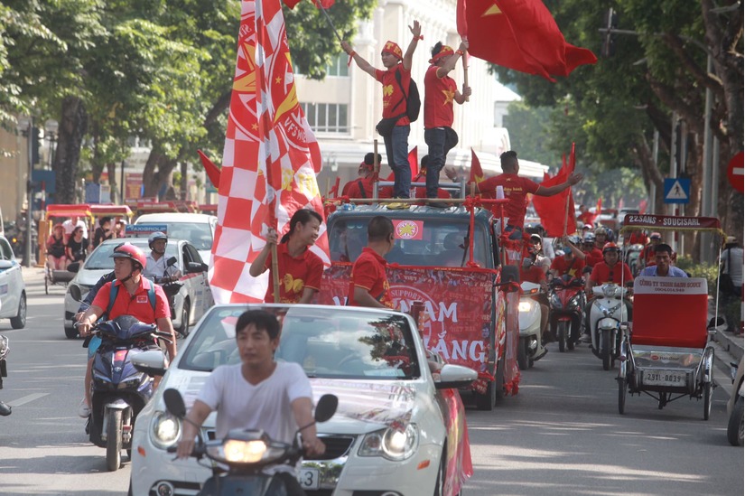 Cờ Tổ quốc 'nhuộm đỏ' phố, nghìn CĐV hô vang 'Việt Nam chiến thắng' 5