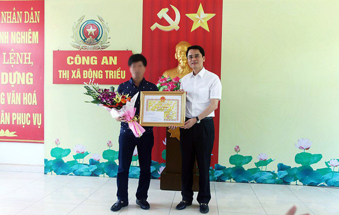 Khen thưởng tài xế ô tô tông ngã tên cướp tiệm vàng ở Quảng Ninh
