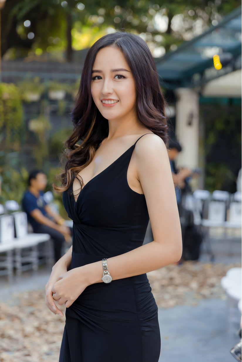 Hoa hậu Mai Phương Thúy gợi cảm khi khoe vòng 1 hững hờ
