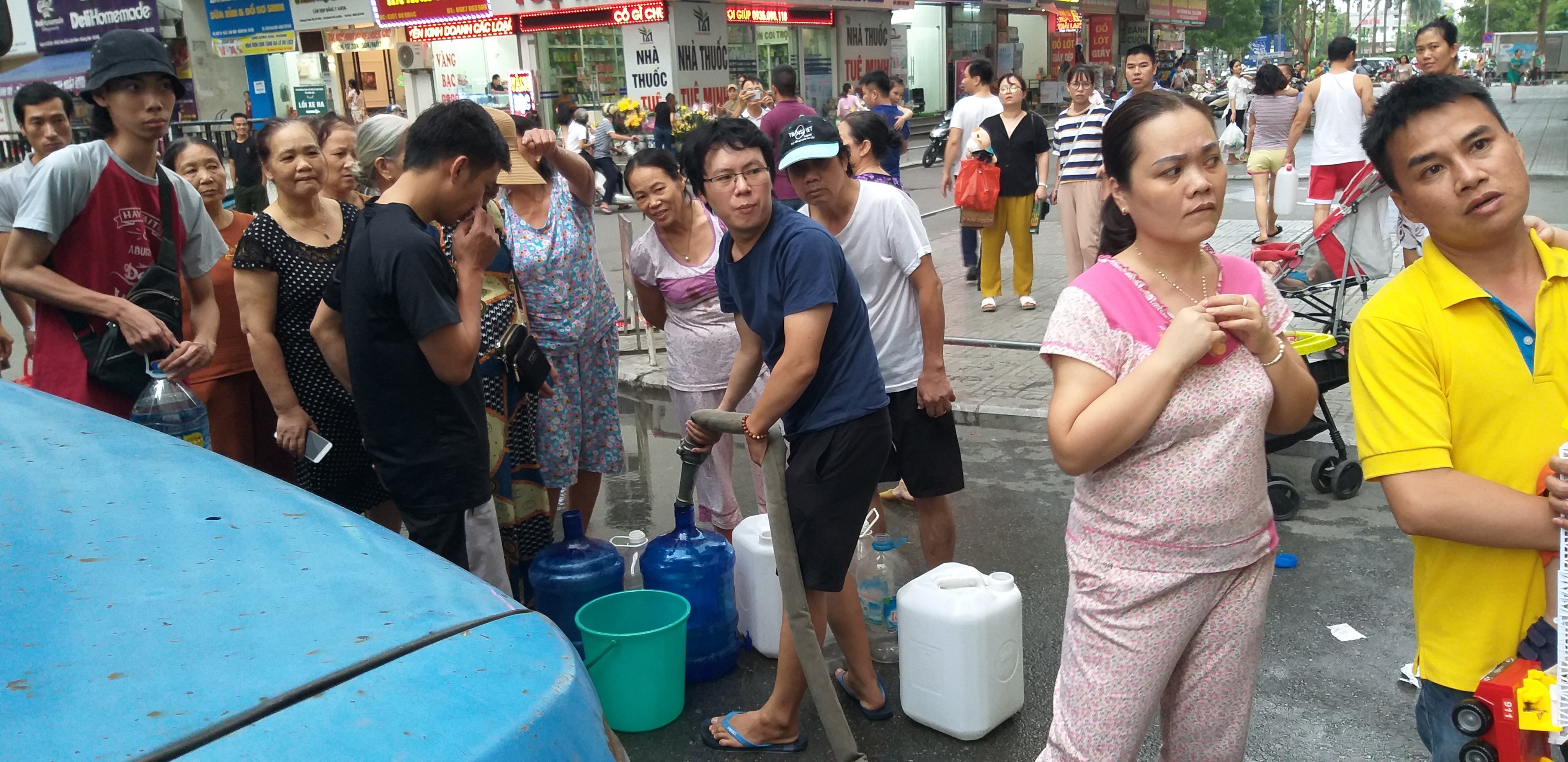 Hàng trăm cư dân Linh Đàm xếp hàng nhận nước sạch, chờ kết quả xét nghiệm