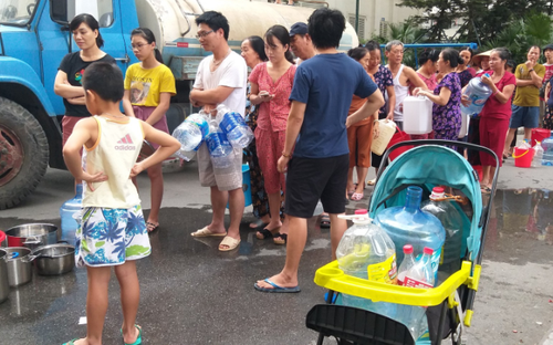 Hàng trăm cư dân Linh Đàm xếp hàng nhận nước sạch, chờ kết quả xét nghiệm