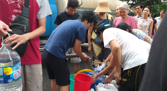 Hàng trăm cư dân Linh Đàm xếp hàng nhận nước sạch, chờ kết quả xét nghiệm