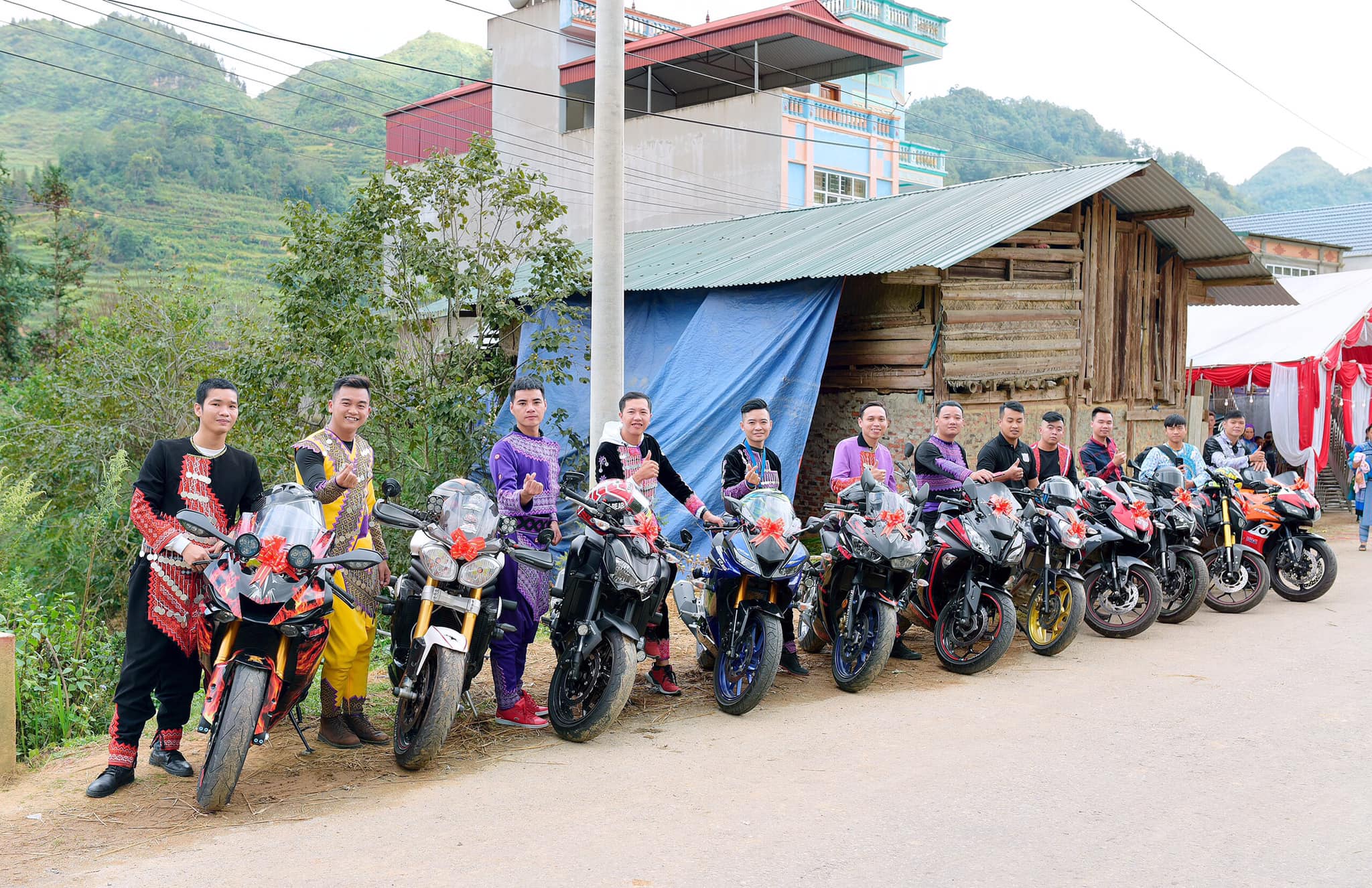 Choáng ngợp với đám cưới rước dâu bằng dàn xe motor siêu khủng ở Lào Cai