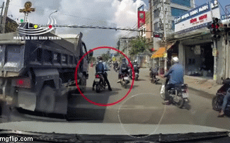 Clip: Tài xế ô tô tải ngông cuồng đuổi ép thanh niên đi xe máy