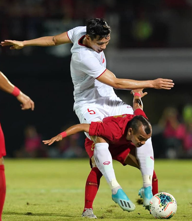 Khoảnh khắc cầu thủ Indonesia cao 1,58m cõng Văn Hậu trên sân3