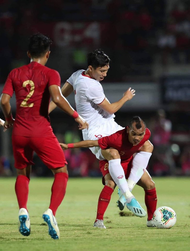 Khoảnh khắc cầu thủ Indonesia cao 1,58m cõng Văn Hậu trên sân2