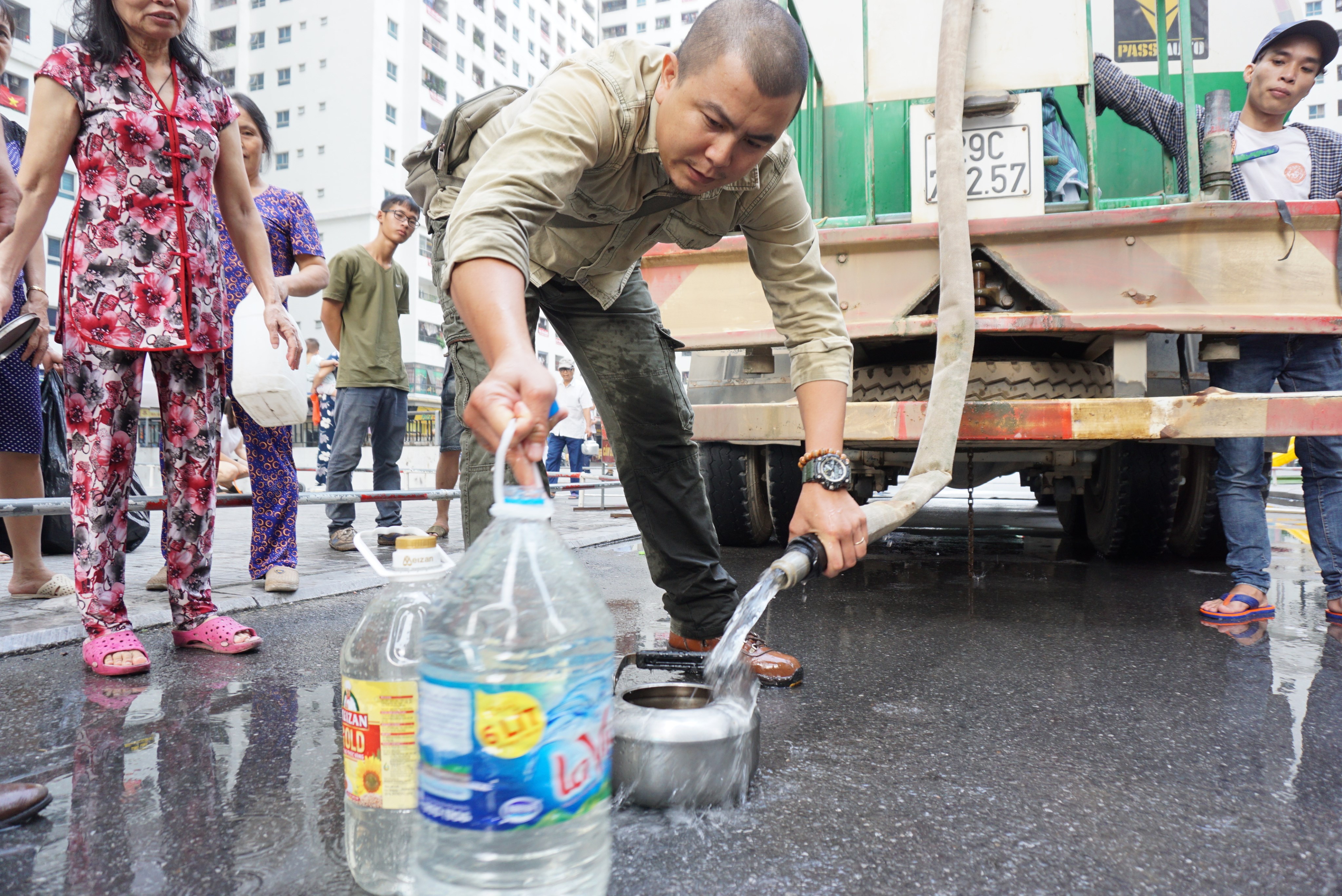 Cư dân Linh Đàm đổ bỏ nước cấp miễn phí vì có mùi tanh