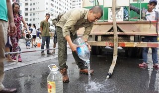 Cư dân Linh Đàm đổ bỏ nước cấp miễn phí vì có mùi tanh