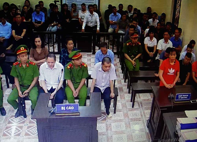 Xét xử vụ gian lận điểm thi ở Hà Giang: Con lợn nhựa chứa thẻ nhớ biến mất bí ẩn