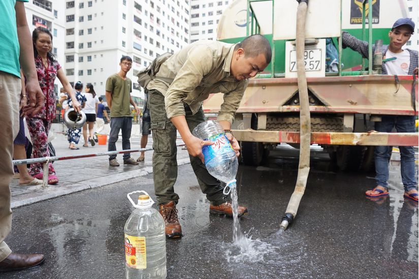 Xe bồn đưa nước sạch miễn phí cho dân Hà Nội là xe chở nước tưới cây