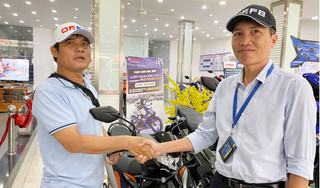 ‘Hiệp sĩ’ Nguyễn Thanh Hải được tặng xe máy mới sau 1 ngày bị ‘đòi lại’