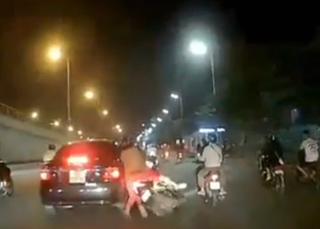 Dân mạng ráo riết truy tìm tài xế ô tô tông trúng xe máy rồi bỏ chạy