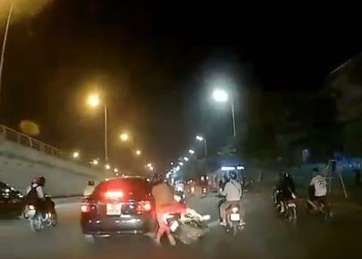 Dân mạng ráo riết truy tìm tài xế ô tô tông trúng xe máy rồi bỏ chạy