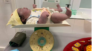 Bé sơ sinh nặng 5,5 kg chào đời bằng phương pháp sinh thường
