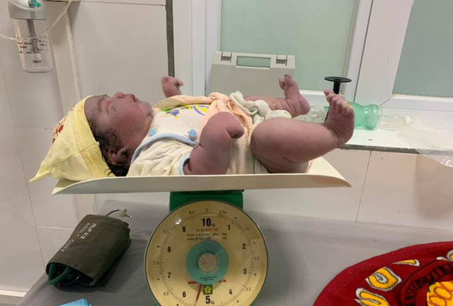 Kỳ tích: Bà mẹ Nghệ An sinh thường bé gái nặng 5,5 kg