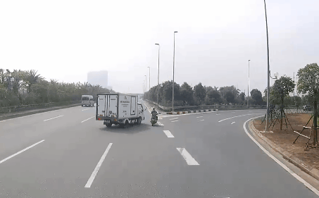 Clip: Chuyển làn thiếu quan sát, xe tải tông người đi xe máy lộn nhào