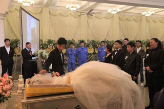 Chú rể làm đám cưới trong tang lễ của cô dâu khiến ai cũng rớt nước mắt 