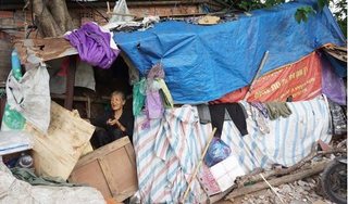 Xót xa cụ bà cùng con trai ngớ ngẩn sống trong túp lều dưới gầm cầu Long Biên