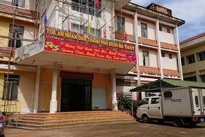 Nữ kiểm sát viên đang mang thai bất ngờ bị đấm tại tòa