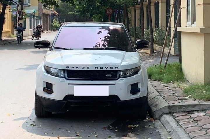 Xe sang Range Rover 'bốc hơi' tại bãi đỗ