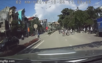 Clip: Phóng nhanh qua giao lộ, ô tô tông nữ sinh bay hàng chục mét