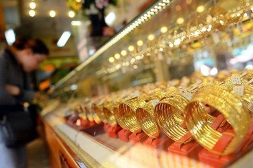 Giá vàng hôm nay 2/11: Vàng trong nước vượt mốc 42 triệu đồng/lượng