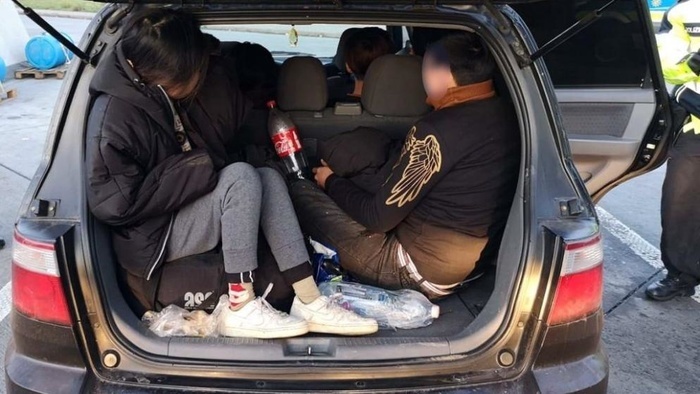 Đức bắt 17 người Việt trốn trên xe ô tô nhập cư trái phép