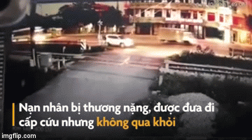 Clip: Khoảnh khắc ô tô của Phó Bí thư Huyện ủy Thanh Hóa bị tàu hoả húc văng