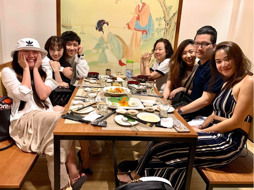 Hari Won đi ăn với gia đình Trấn Thành sau khi bỏ lỡ sinh nhật mẹ chồng