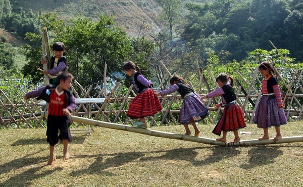 Nụ cười hồn nhiên của trẻ trên cao nguyên Mộc Châu 2