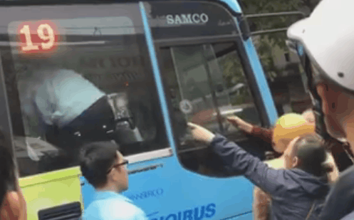 Clip: Tài xế Grabbike lao lên xe đánh tài xế xe buýt khiến người đi đường hoảng loạn