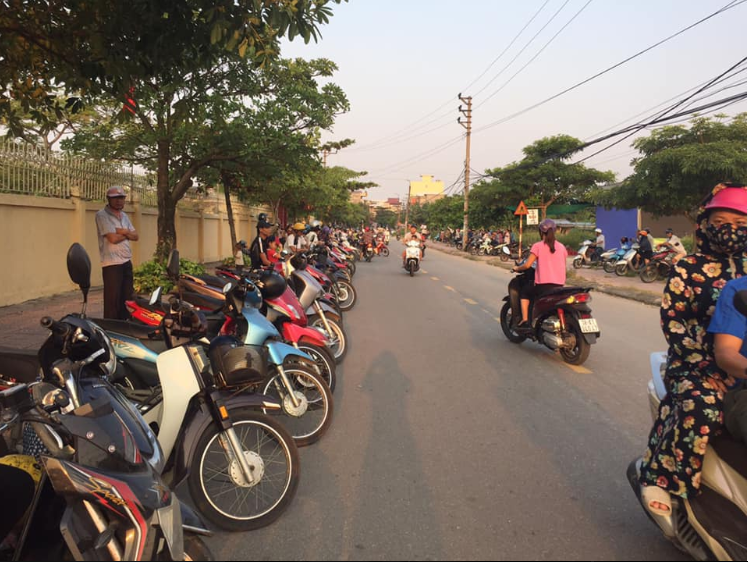 Mô hình 'xếp hàng đón con' từ Nam Định lan tỏa đến hơn 140 trường học ở Hà Tĩnh