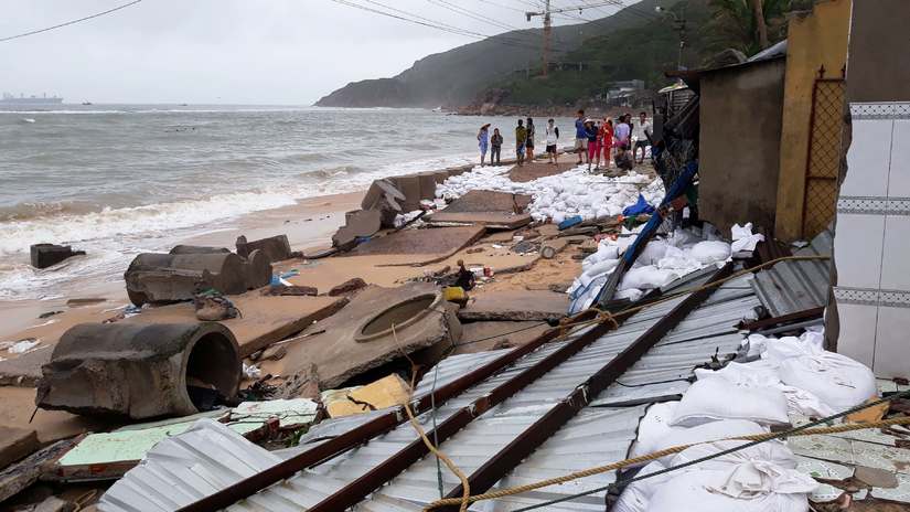 Xây kè biển bị sóng đánh nát vụn trong bão để bảo vệ 111 hộ dân