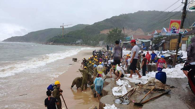 Xây kè biển bị sóng đánh nát vụn trong bão để bảo vệ 111 hộ dân