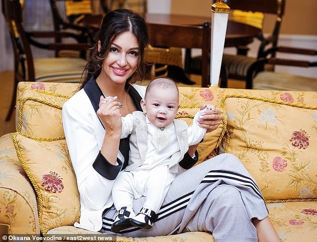 Người đẹp Nga tung ảnh con trai 'giống cha', cựu vương Malaysia nổi giận lên tiếng
