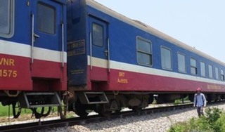 Đang sửa đường ray, hai công nhân đường sắt bị tàu hỏa đâm thương vong