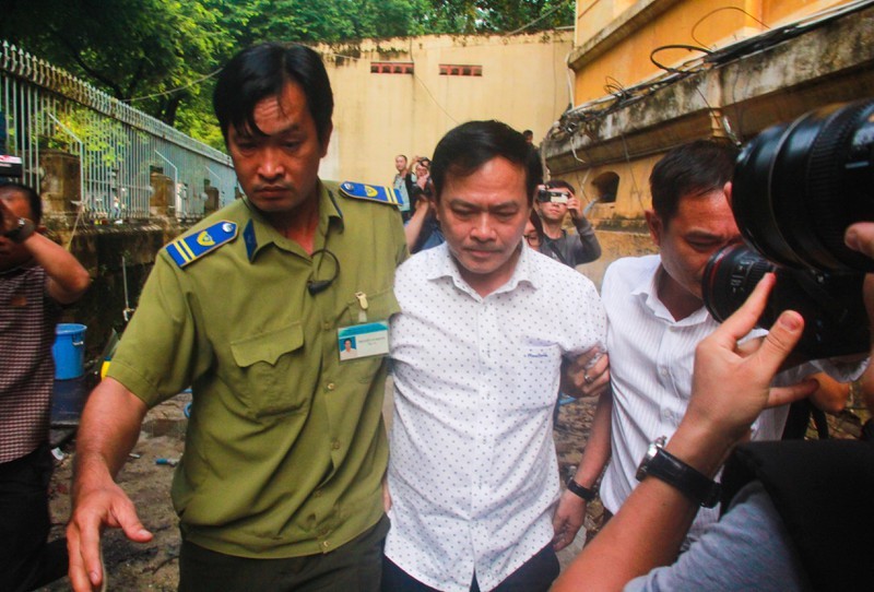 Vụ dâm ô bé gái trong thang máy: Đổi điểm xét xử, bị cáo Nguyễn Hữu Linh đi 'đường hầm' đến tòa