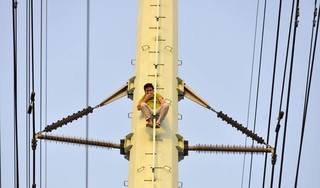Cận cảnh “giải cứu” thanh niên nghi ngáo đá trèo lên cột điện cao thế