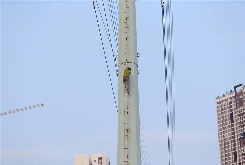 Cận cảnh giải cứu thanh niên nghi ngáo đá trèo lên cột điện cao thế