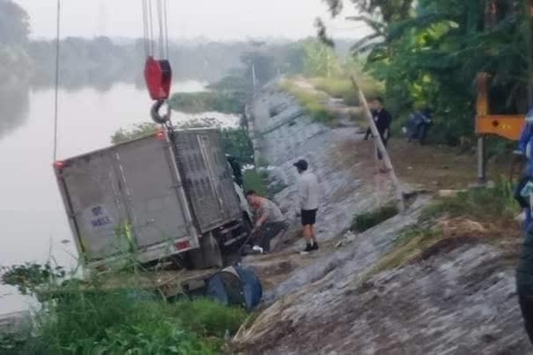 Hải Phòng: Xe tải lao xuống sông đè chết người chăn vịt