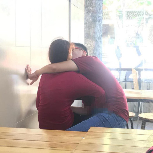 Cặp đôi ôm hôn ngấu nghiến giữa quán ăn khiến nhiều người nóng mắt2