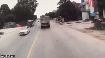Xe tải phanh cháy đường sau pha cắt đầu của nữ tài xế ô tô